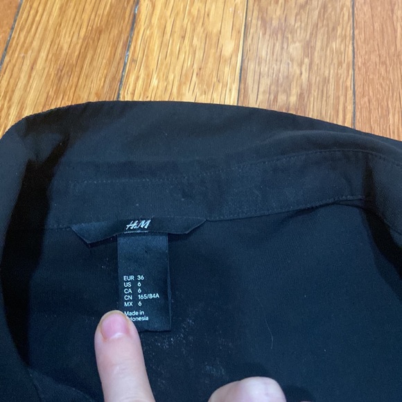 Buttoned, sheer sleeveless top - Picture 3 of 3